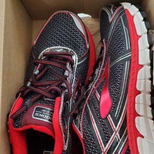 MENS Brooks Adrenline GTS15  US10 Black/Highriskred/anthracite